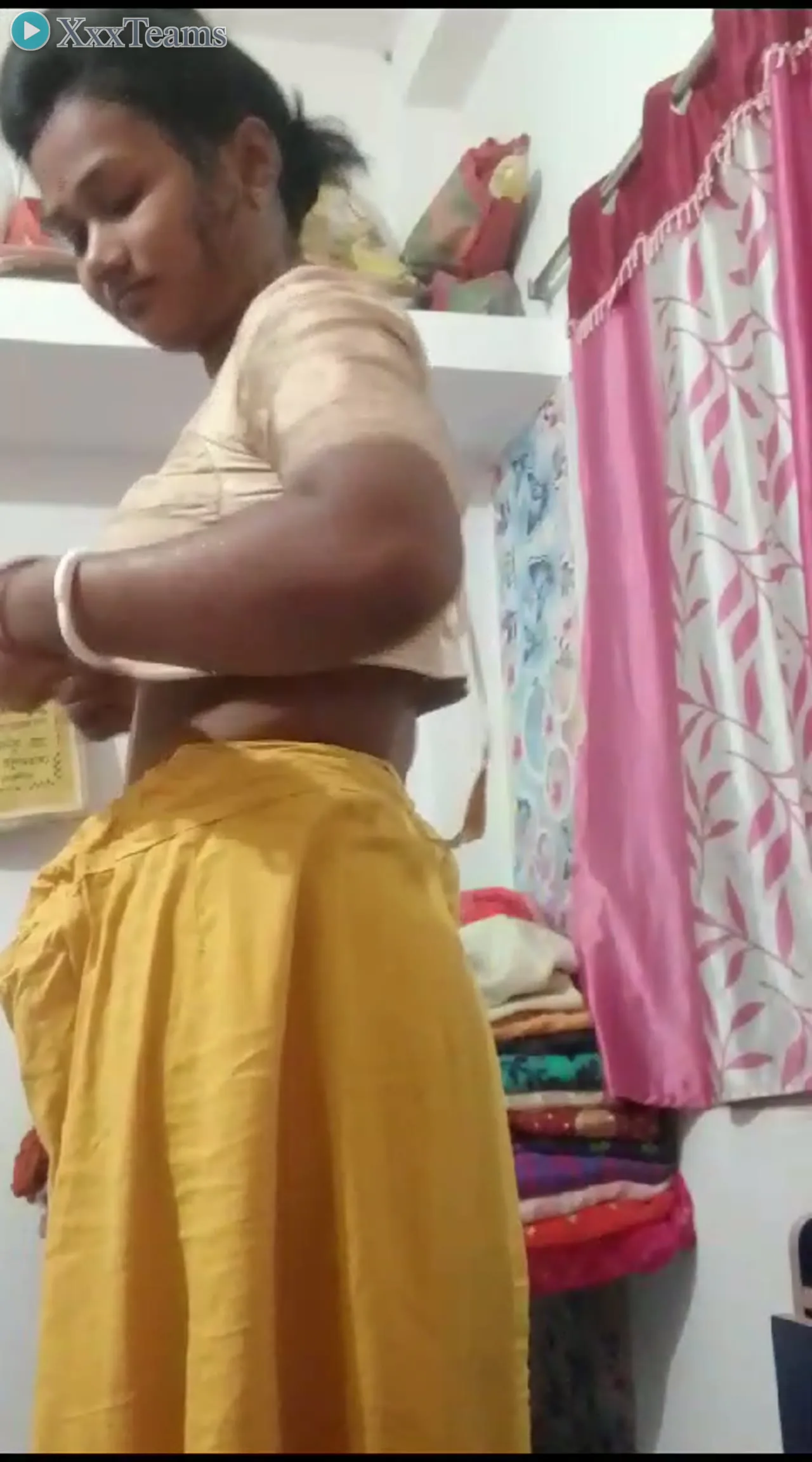 Bhabhi Saree Striptease – scene 1